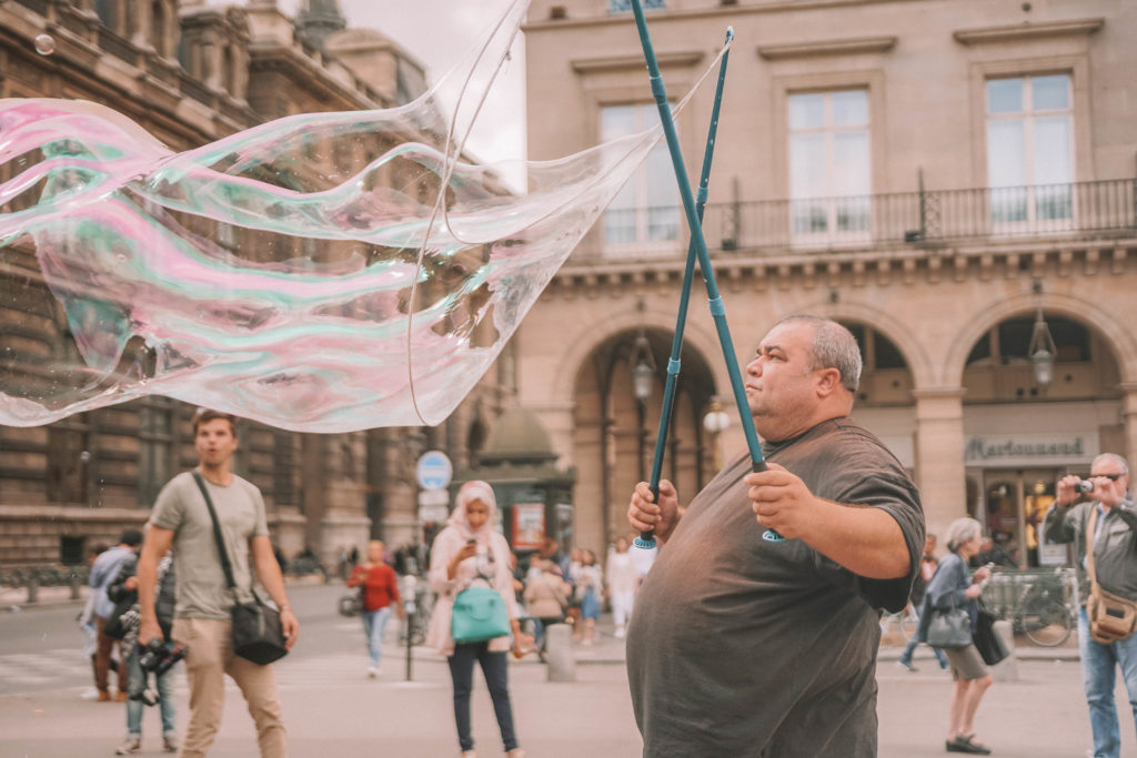 bubble guy in Paris Louvre